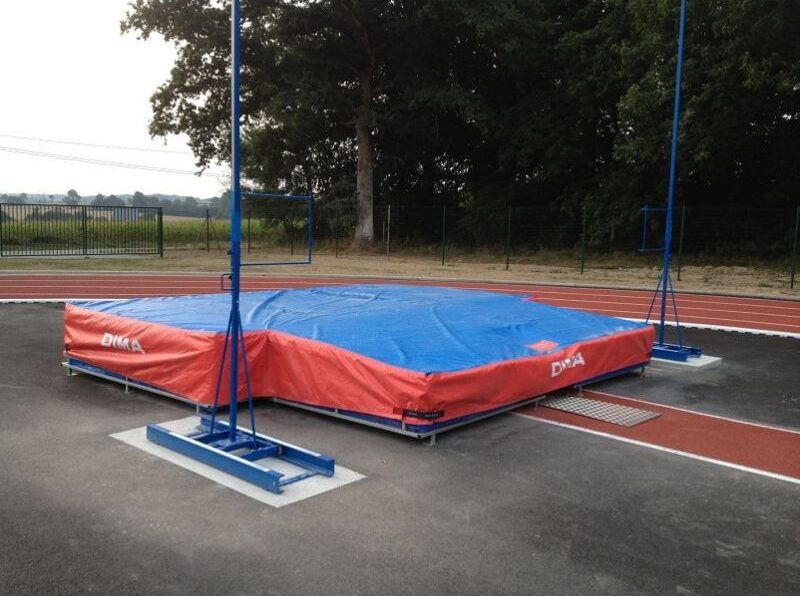 Cette image est une photographie d'un agrès d'athlétisme de saut à la perche. Elle illustre l'ensemble des équipements sportifs d'athlétisme que Nathis peut fournir et installer pour les collectivités de Bretagne.