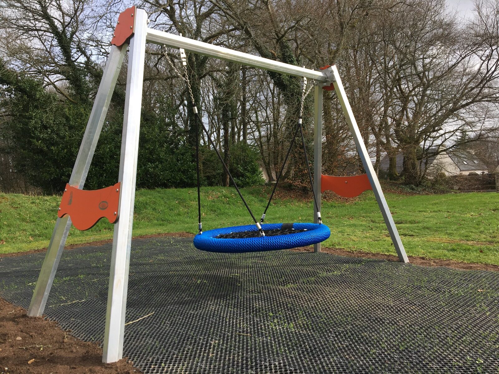 Cette image est une photographie d'une balançoire d'aire de jeux. Elle illustre l'ensemble des balançoires d'aires de jeux que Nathis peut fournir et installer aux collectivités de Bretagne.