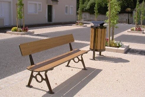 Cette image est une photographie de banc et corbeille extérieurs. Elle illustre l'ensemble du mobilier urbain pour les collectivités et les entreprises que Nathis peut fournir et installer.