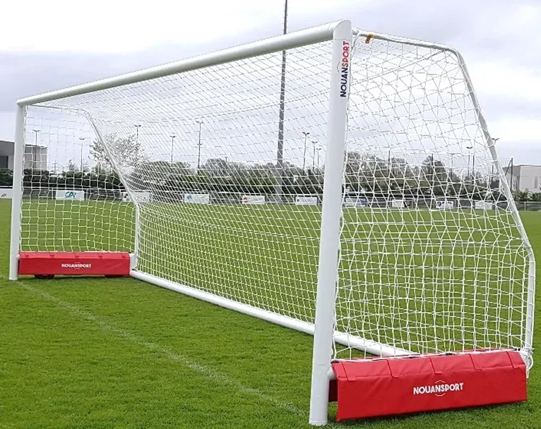 Cette image est une photographie d'un but de foot qui illustre les équipements sportifs de foot que Nathis peut fournir et installer aux collectivités de Bretagne.