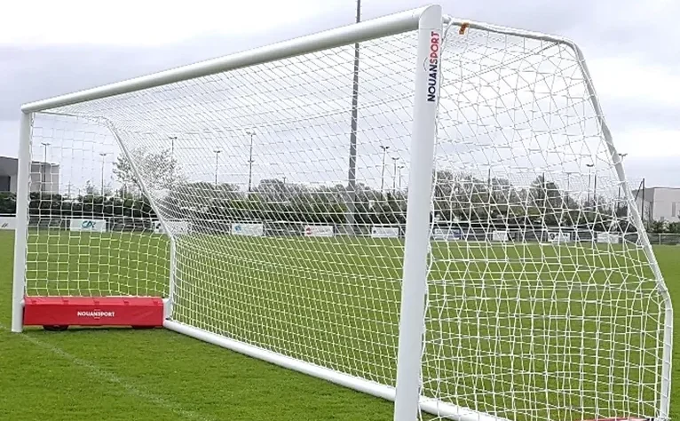 Cette image est une photographie d'un but de foot qui illustre les équipements sportifs de foot que Nathis peut fournir et installer aux collectivités de Bretagne.