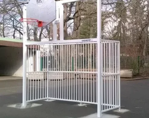 Cette image est une photo d'un but de hand extérieur combiné basket. Elle illustre l'ensemble des équipements de hand que Nathis peut fournir et installer aux collectivités de Bretagne.