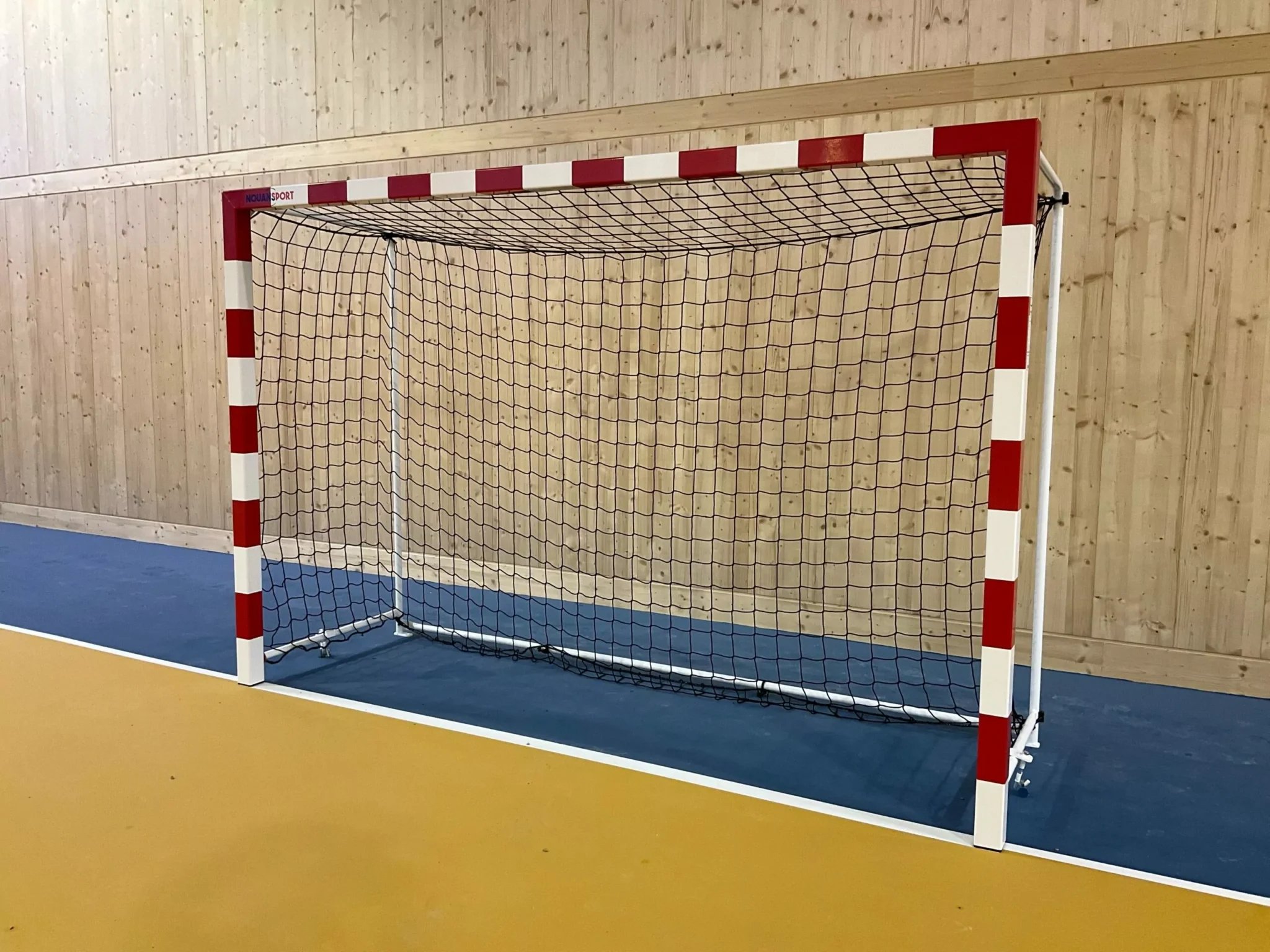 Cette image est une photographie d'un but de hand qui illustre les équipements sportifs de hand que Nathis peut fournir et installer aux collectivités de Bretagne.