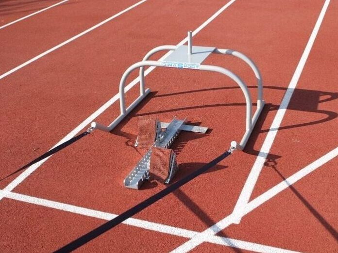 Cette image est une photographie d'un chariot de traction d'athlétisme. Elle illustre l'ensemble des équipements sportifs d'athlétisme que Nathis peut fournir et installer pour les collectivités.