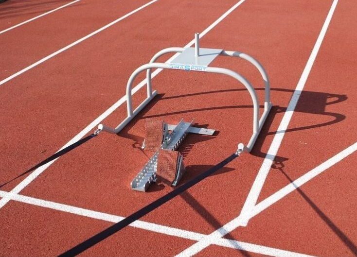 Cette image est une photographie d'un chariot de traction d'athlétisme. Elle illustre l'ensemble des équipements sportifs d'athlétisme que Nathis peut fournir et installer pour les collectivités.