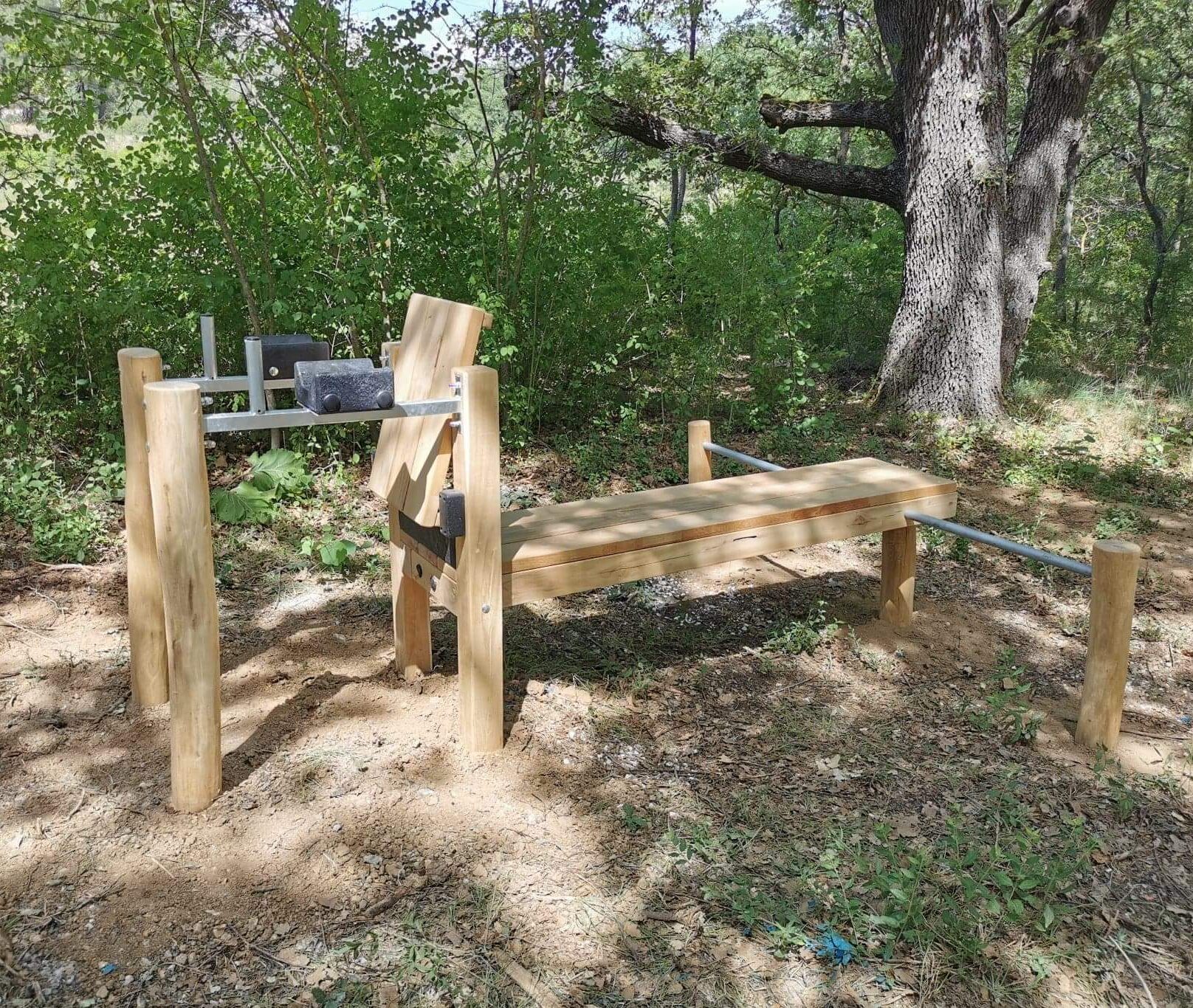 Cette image est une photographie d'un agrès de parcours de santé en bois. Elle illustre l'ensemble des équipements sportifs pour parcours de santé que Nathis peut fournir et installer aux collectivités de Bretagne.