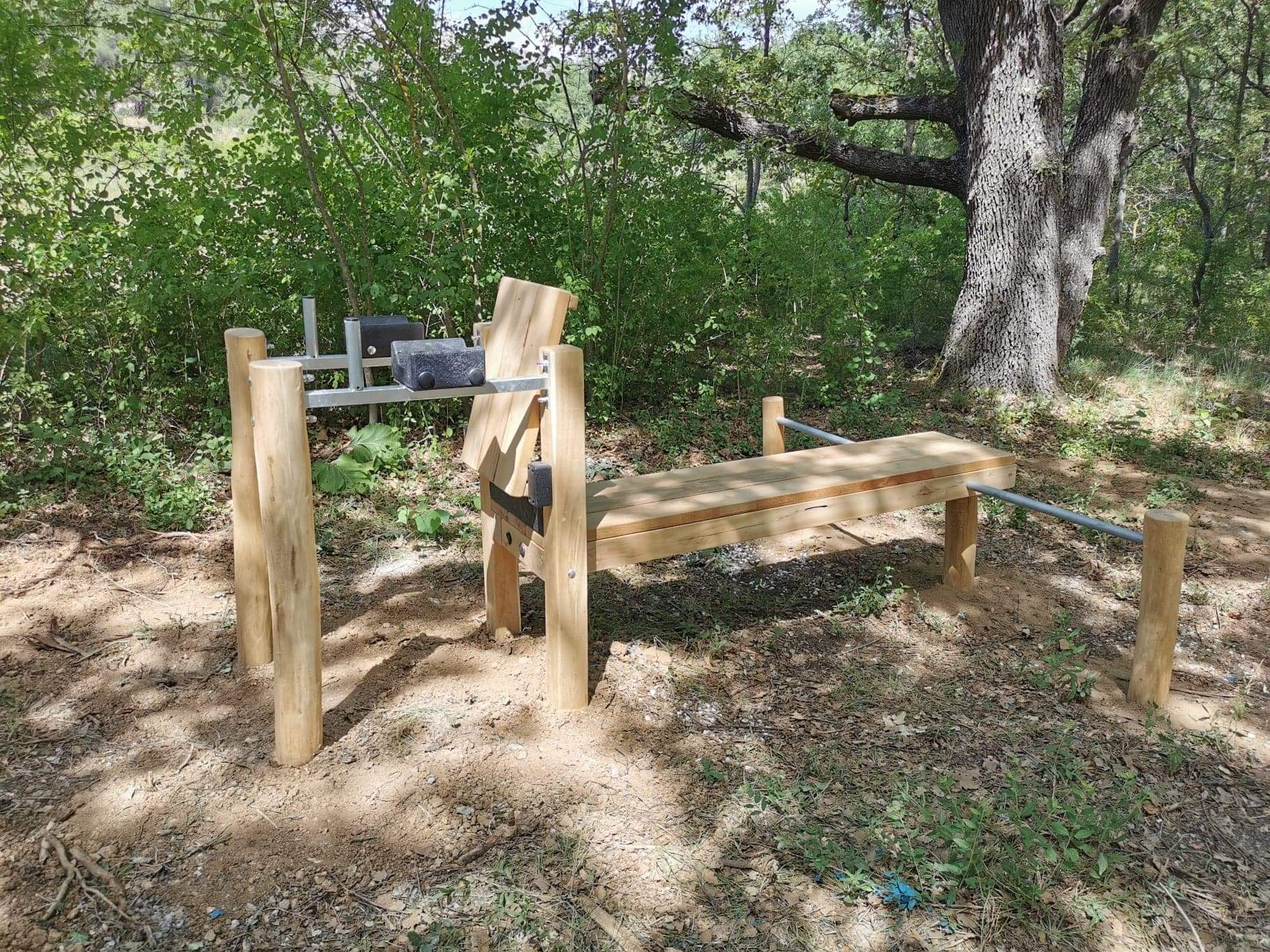 Cette image est une photographie d'un agrès de parcours de santé en bois. Elle illustre l'ensemble des équipements sportifs pour parcours de santé que Nathis peut fournir et installer aux collectivités de Bretagne.