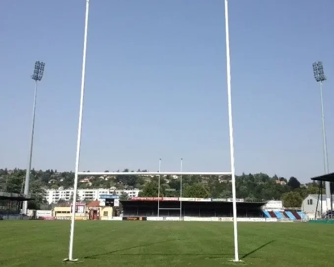 Cette image est une photographie d'un but de rugby et de poteaux de rugby qui illustre les équipements sportifs de rugby que Nathis peut fournir et installer en Bretagne.