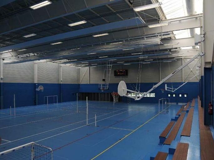 Cette image est une photographie d'une salle de sport. Elle illustre l'ensemble des équipements sportifs que Nathis peut fournir et installer pour les collectivités en Bretagne.