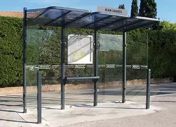 Cette image est une photographie d'une station abris bus. Elle illustre l'ensemble des solutions d'abris voyageurs et abris fumeurs que Nathis peut fournir et installer pour les collectivités et entreprises de Bretagne.