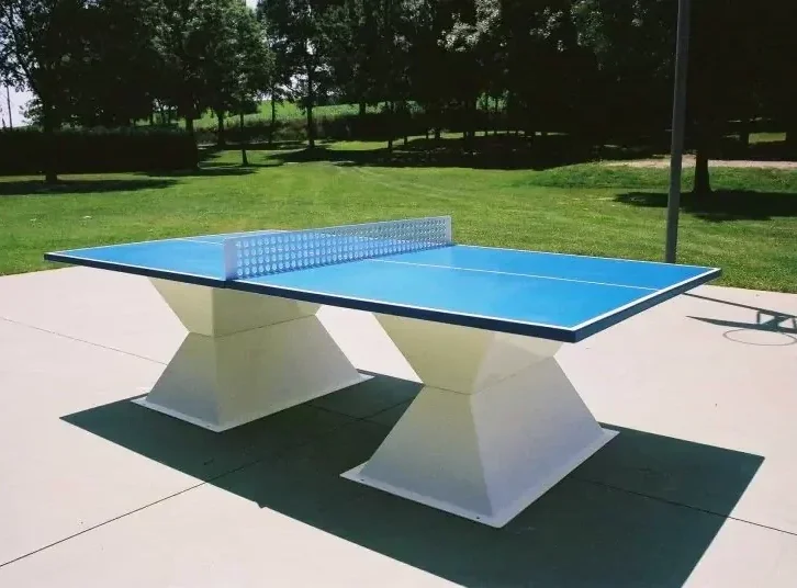 Cette image est une photographie d'une table de tennis de table. Elle illustre les équipements sportifs de tennis de table que Nathis peut fournir et installer aux collectivités de Bretagne.