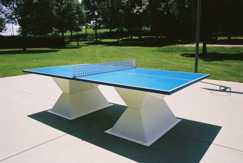 Cette image est une photographie d'une table de tennis de table. Elle illustre les équipements sportifs de tennis de table que Nathis peut fournir et installer aux collectivités de Bretagne.