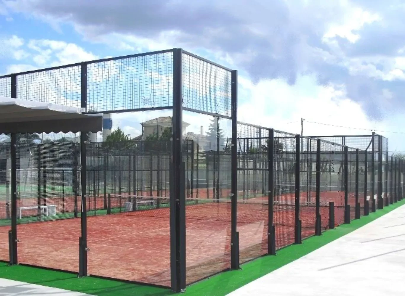 Cette image est une photographie d'un terrain de padel qui illustre les équipements sportifs que Nathis peut fournir et installer aux collectivités de Bretagne.