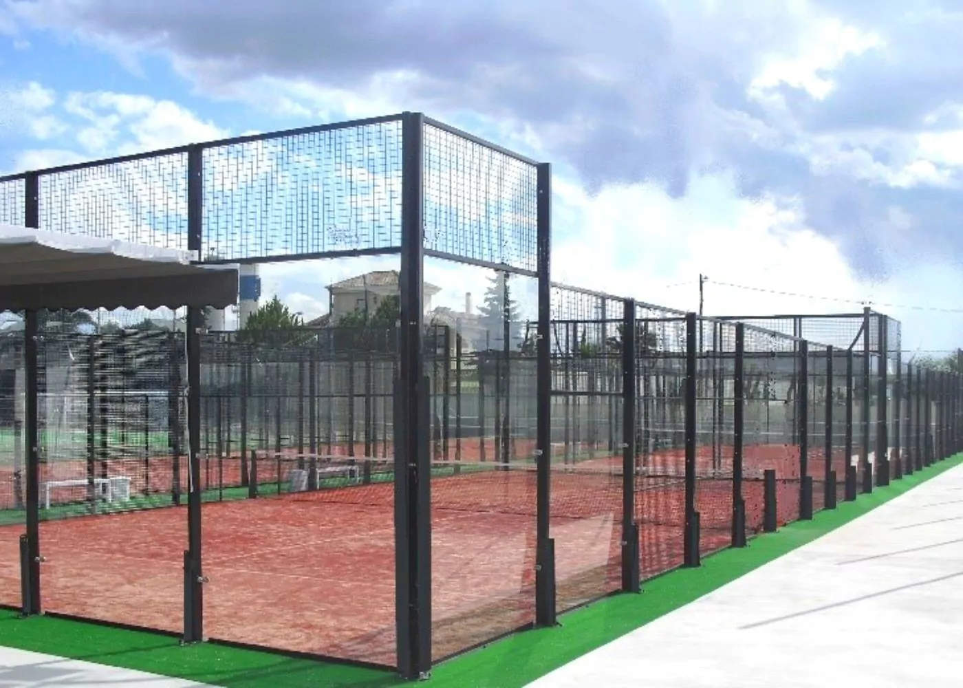 Cette image est une photographie d'un terrain de padel qui illustre les équipements sportifs que Nathis peut fournir et installer aux collectivités de Bretagne.